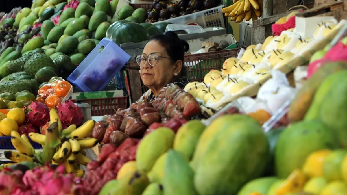 Pedagang buah di Pasar Gede mulai waswas kenaikan harga buah impor akan berdampak pada daya beli konsumen yang turun. (ARIEF BUDIMAN/RADAR SOLO)