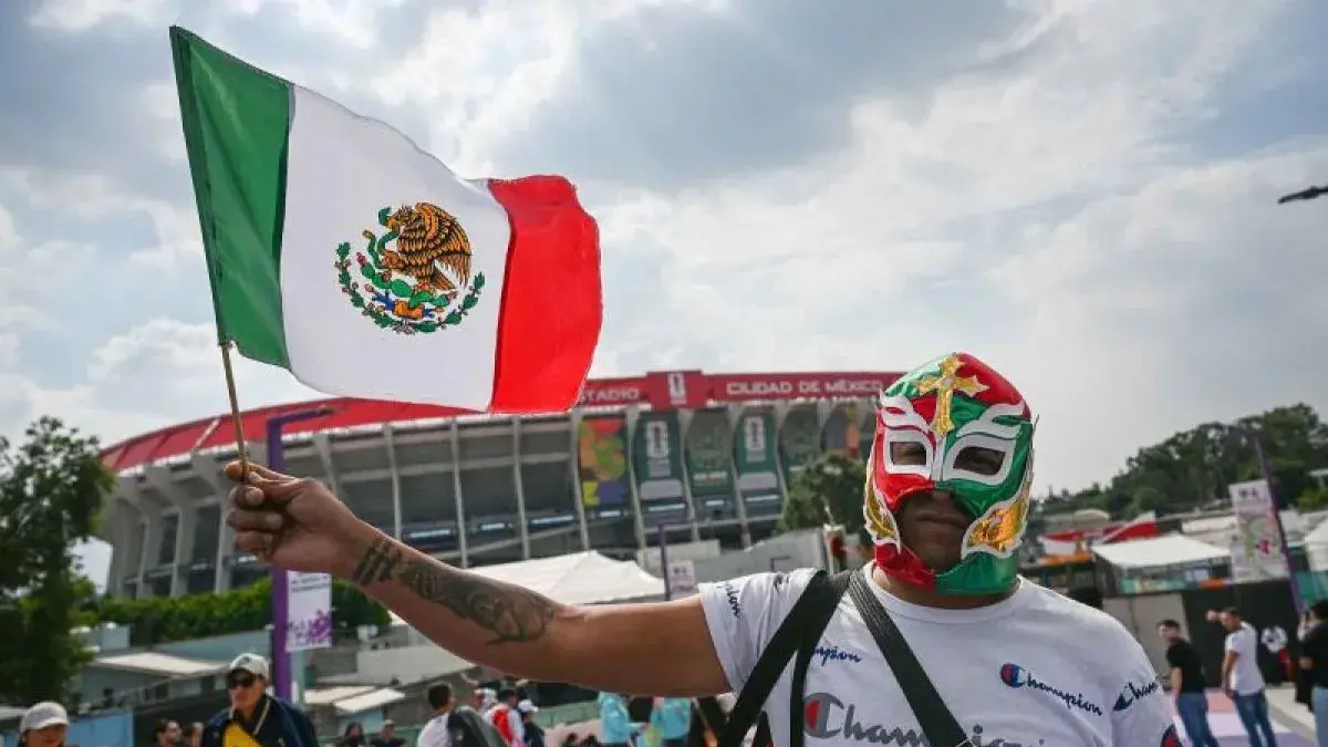 Pendukung Tim Nasional Meksiko bertopeng mengibarkan bendera negaranya di kawasan Stadion Azteca, Mexico City, Meksiko, Rabu (10/6/2026). (ANTARA FOTO/Aditya Pradana Putra/nym)