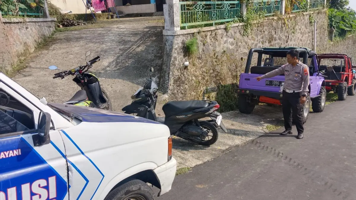 Polisi olah TKP kecelakaan tunggal yang menewaskan satu orang di Segorogunung, Ngargoyoso, Karanganyar, Kamis (11/6/2026). (Rudi Hartono/Radar Solo)