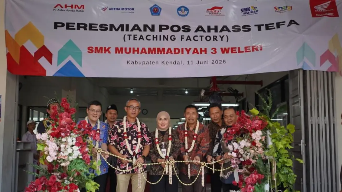 (Kiri ke Kanan) Kepala Wilayah Astra Motor Jawa Tengah Budi Yanto ditemani General Manager Astra Honda Motor Ahmad Muhibbuddin, Bupati Kendal Dyah Kartika Permanasari, Majlis Dikdasmen dan PNF pimpinan Pusat Muhammadiyah Bakhrun Dahlan, dan Kepala Sekolah SMK Muhammadiyah 3 Weleri Maulana Malik Ibrohim dalam prosesi pemotongan pita sebagai simbolis peresmian Pos AHASS TEFA SMK Muhammadiyah 3 Weleri. (DOK. HONDA)