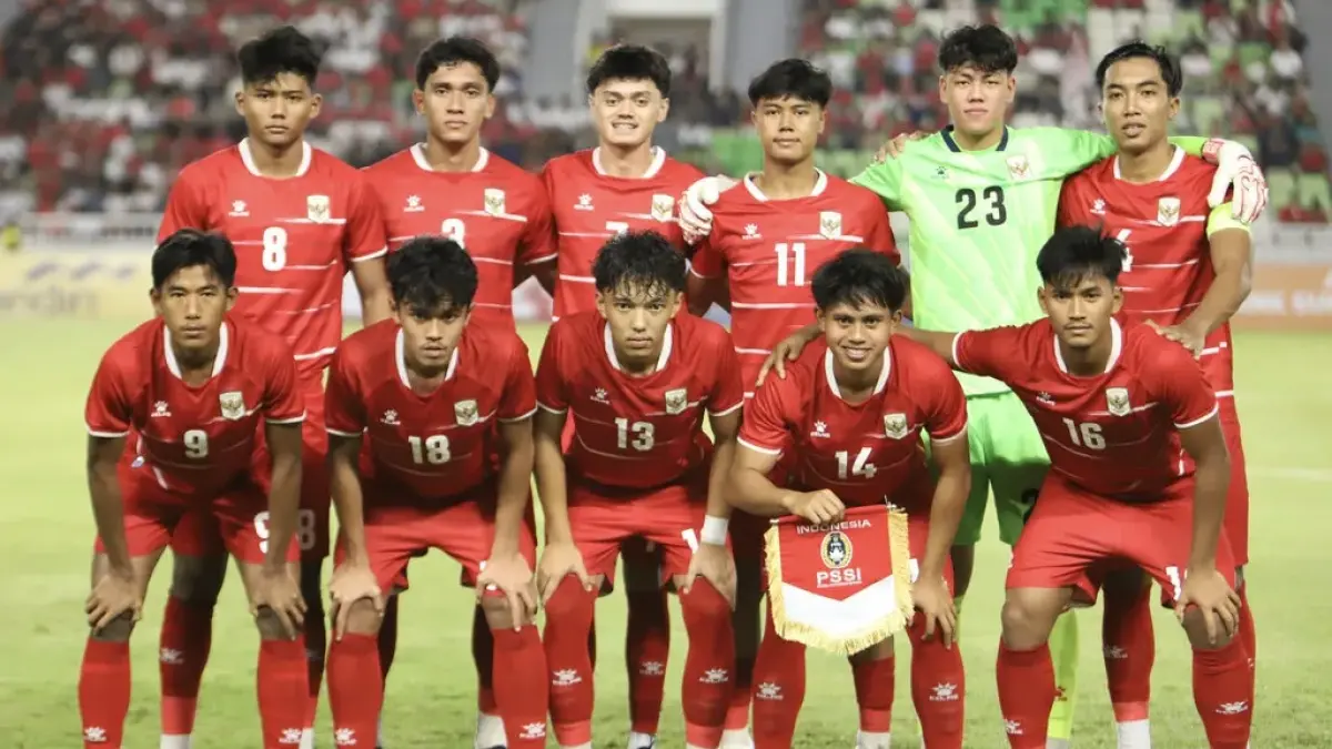 Timnas Indonesia U-19 berfoto bersama sebelum pertandingan melawan Vietnam U-19 pada pertandingan Piala AFF U-19 2026 di Stadion Utama Sumatera Utara, Kabupaten Deli Serdang, Minggu (7/6/2026). (ANTARA FOTO/Yudi Manar/Lmo/bar)