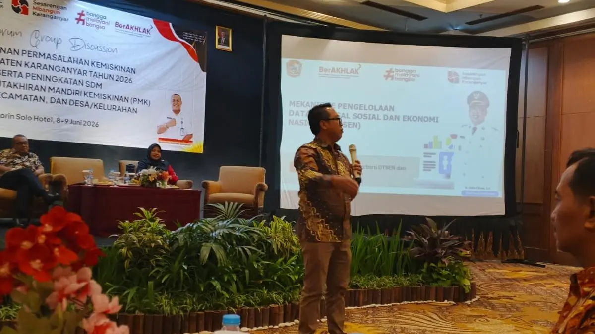 Wakil Bupati Karanganyar Adhe Eliana memberi materi FGD yang diikuti petugas pemutakhiran data kemiskinan. (Rudi Hartono/Radar Solo)