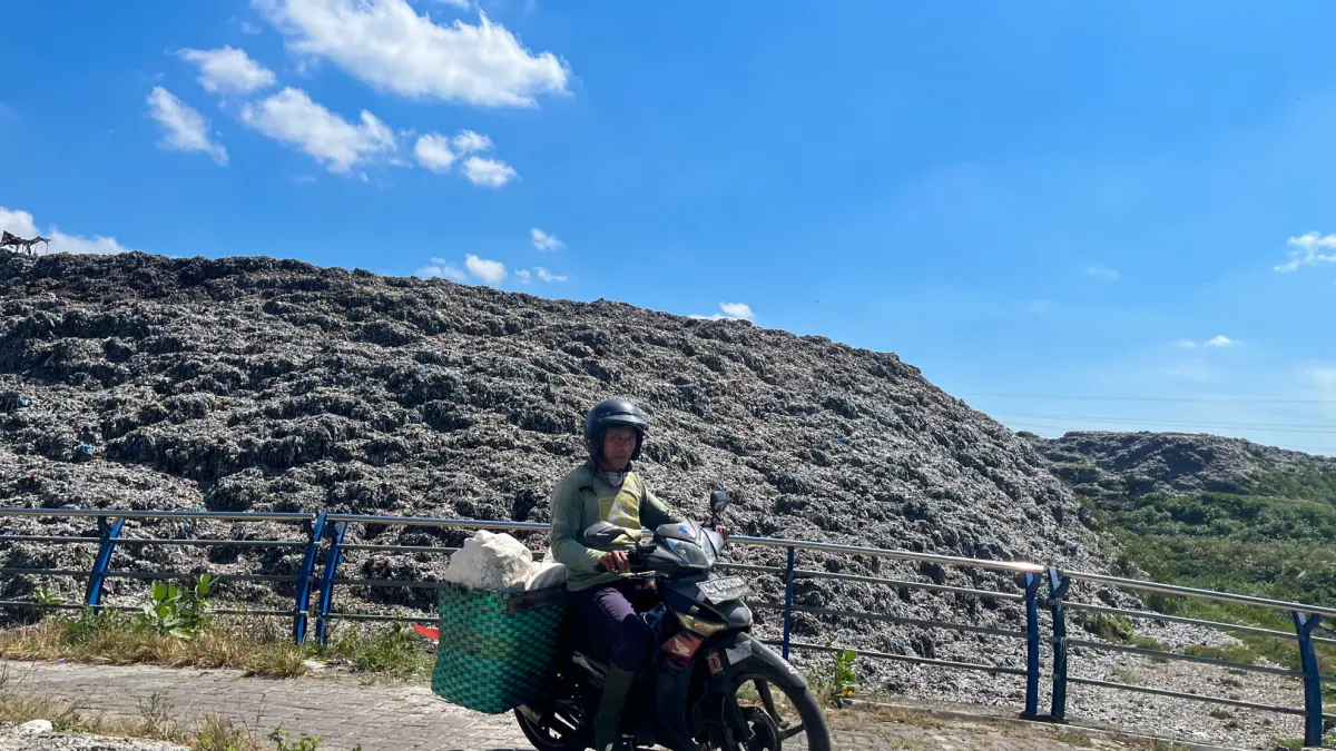 BAU MENYENGAT: Pengendara tengah melintas di sekitar kawasan TPA Putri Cempo. (M. IHSAN/RADAR SOLO)