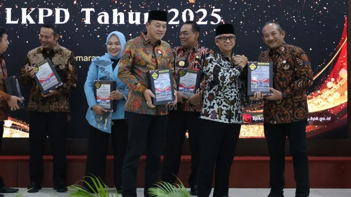 Bupati Karanganyar Rober Christanto terima penghargaan dari BPK RI Perwakilan Jateng di Semarang, Kamis (11/6/2026). (Rudi Hartono/Radar Solo)