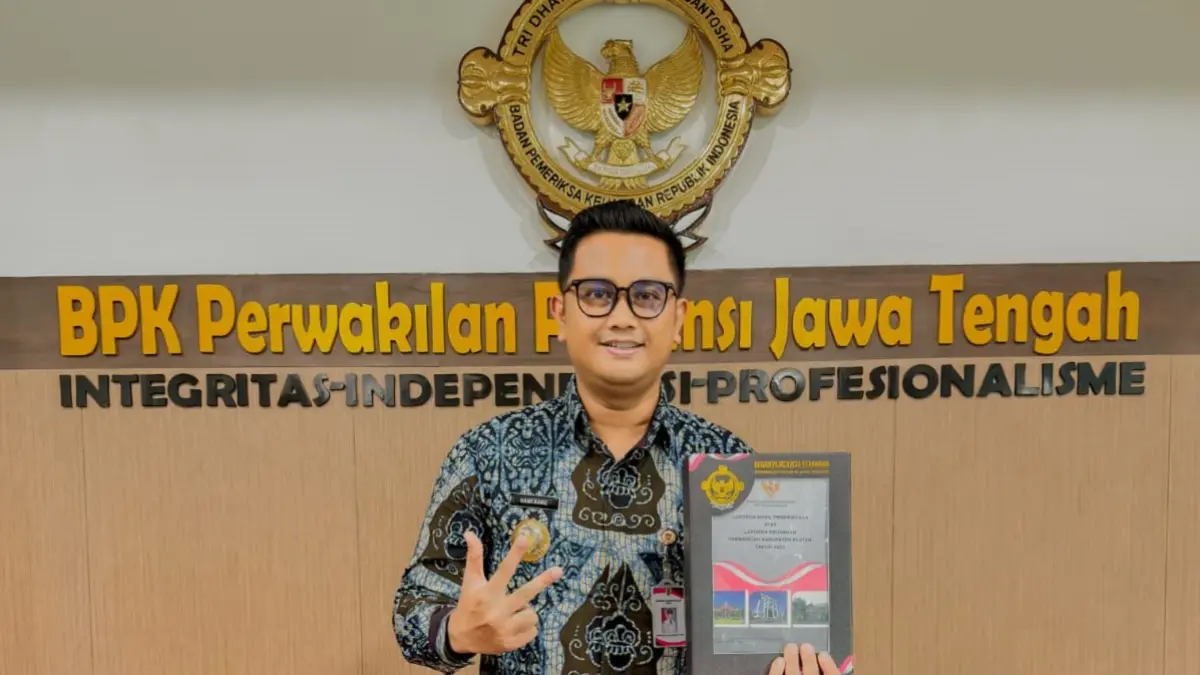 Bupati Klaten Hamenang Wajar Ismoyo saat menerima dokumen Laporan Hasil Pemeriksaan (LHP) atas LKPD Kabupaten Klaten Anggaran 2025 di Kantor BPK Jawa Tengah(Dokumentasi Bagian Prokopim Setda Klaten)&nbsp;