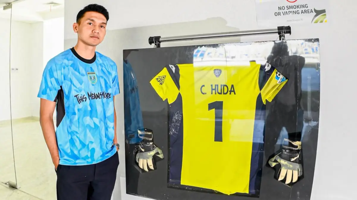 Dendy Sulistyawan bersama jersey milik Legenda Persela Lamongan (alm) Choirul Huda. (Dok. Persela Lamongan)