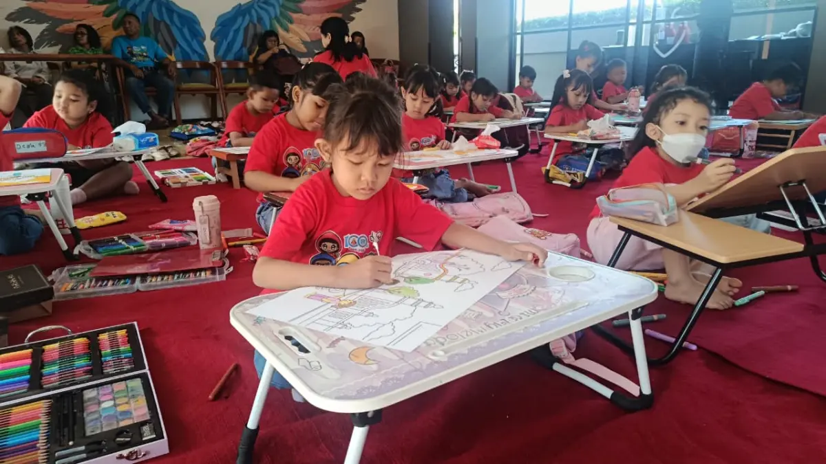 GALI POTENSI: Siswa TK Marsudirini mengikuti lomba mewarnai yang digelar di Natahati Coffee & Eatery. (ALFIDA NURCHOLISAH/RADAR SOLO)