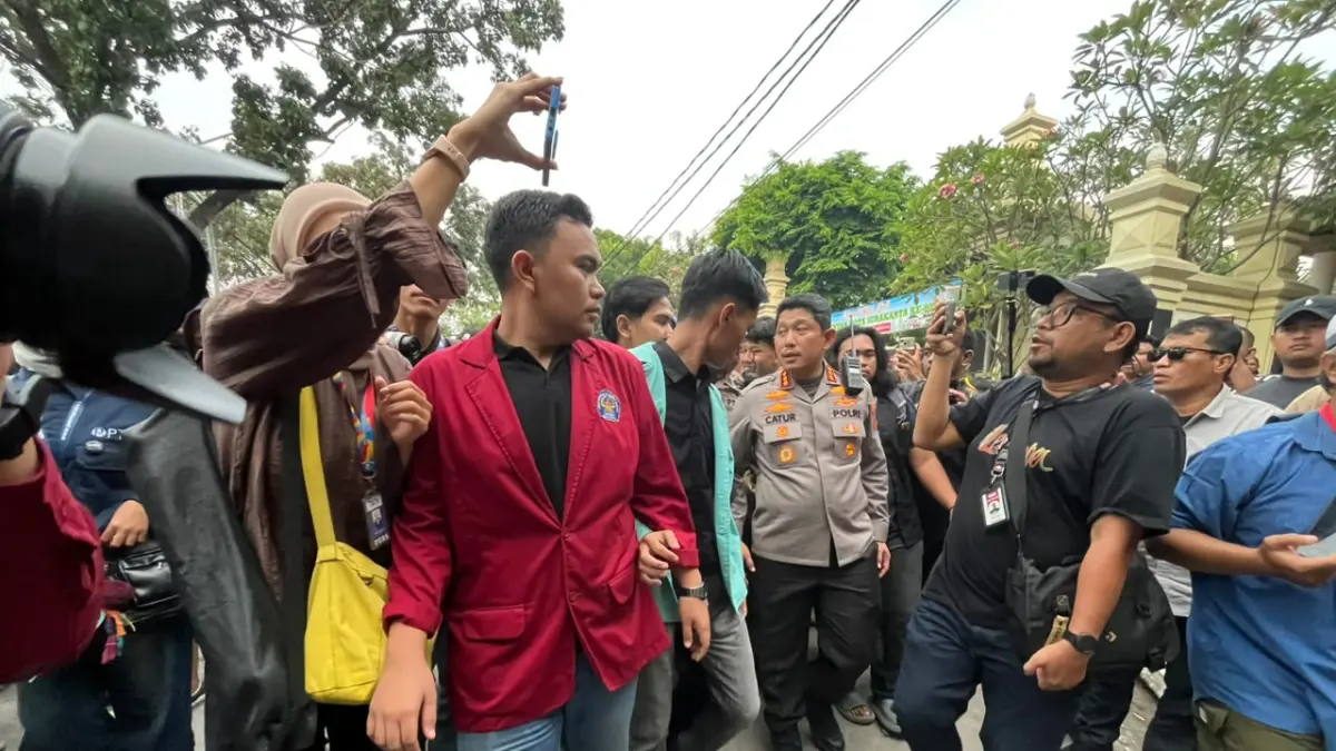 Kapolresta Solo Kombes Pol Catur Cahyono Wibisono ikut amankan demo mahasiswa di gedung DPRD Kota Solo, Jumat sore (12/6). (M IHSAN/RADAR SOLO)