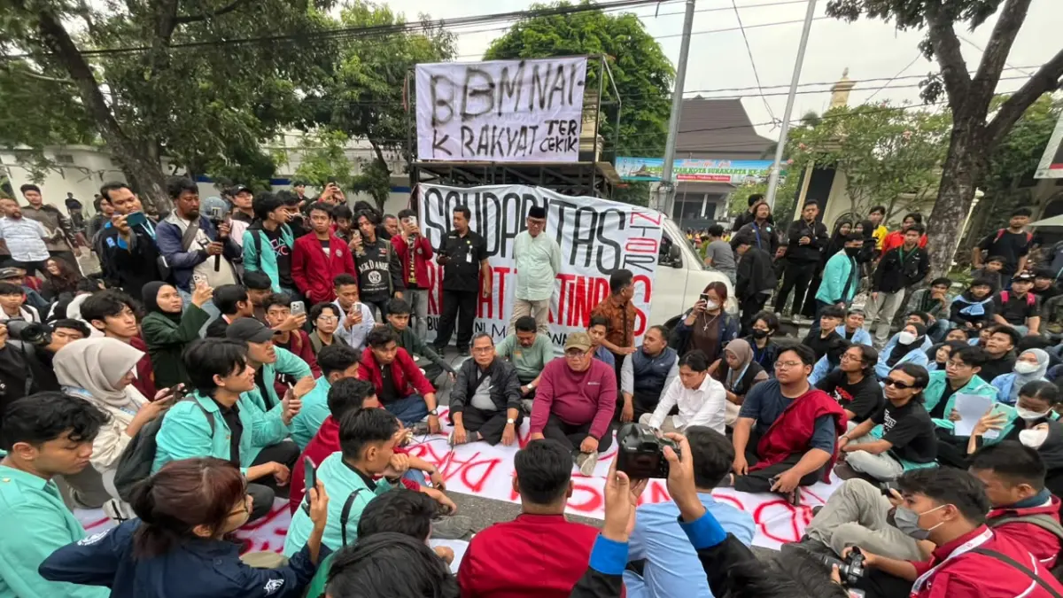 Ketua DPRD Kota Solo Budi Prasetyo dan sejumlah anggota dewan temui ratusan mahasiswa yang demo di depan gedung DPRD, Jumat sore (12/6). (M IHSAN/RADAR SOLO) 