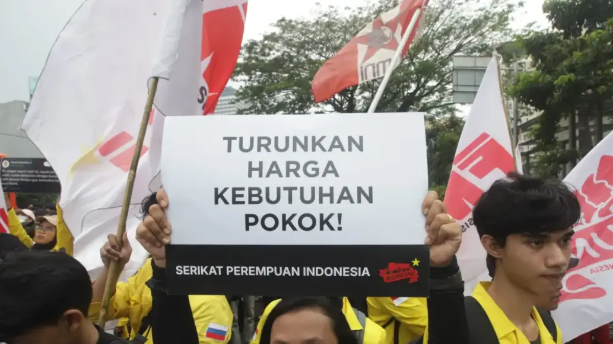Mahasiswa melakukan aksi unjuk rasa menuju Bundaran HI di Jalan MH Thamrin, Jakarta, Jumat (12/6/2026). (Dery Ridwansah/ JawaPos.com)