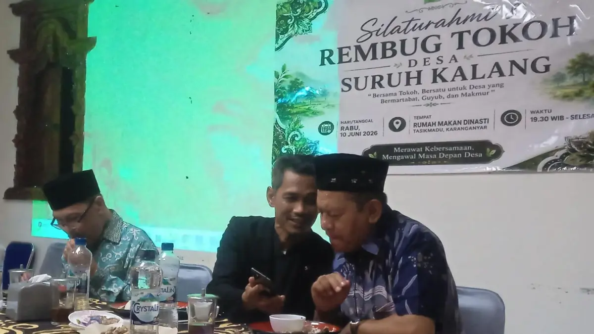 Rembug Tokoh Desa Suruhkalang, Kecamatan Jaten, Karanganyar terkait pilkades serentak, Rabu (10/6/2026) malam. (Rudi Hartono/Radar Solo)