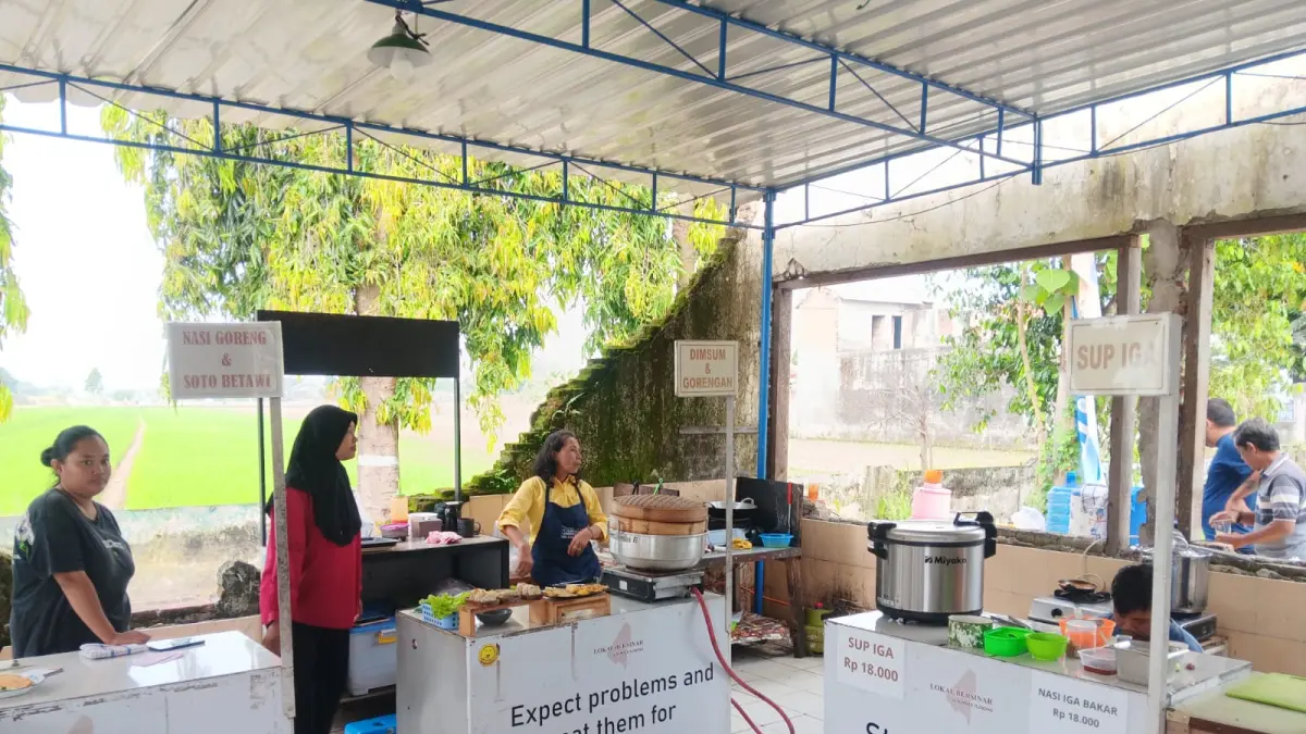 Stan warga yang menyediakan berbagai menu ala hotel berbintang di Warung Lokal Bersinar. (ANGGA PURENDA/RADAR SOLO)