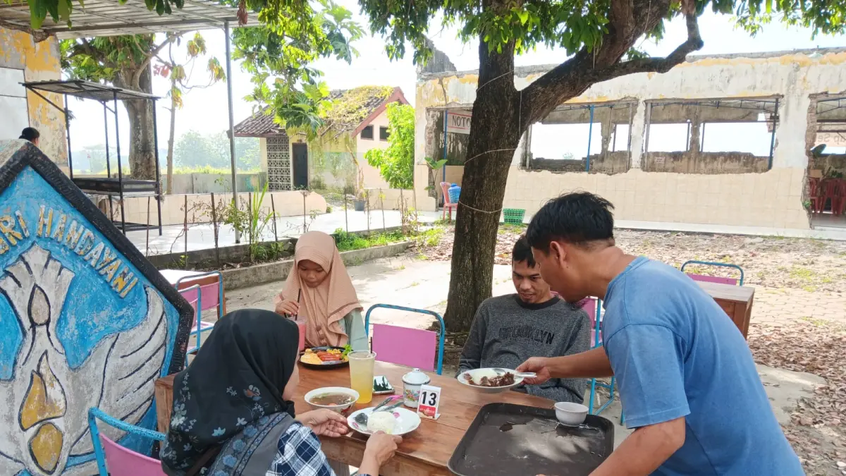 Suasana di Warung Lokal Bersinar yang ada di Desa Tlobong, Kecamatan Delanggu, Klaten (ANGGA PURENDA/RADAR SOLO)
