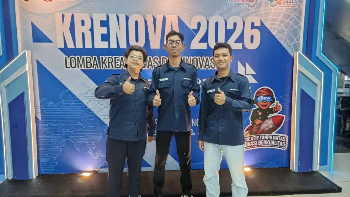 Tiga mahasiswa Fisika FMIPA UNS yang menciptakan alat pemadam api Sonic Fire Seal. (DOK. PRIBADI)