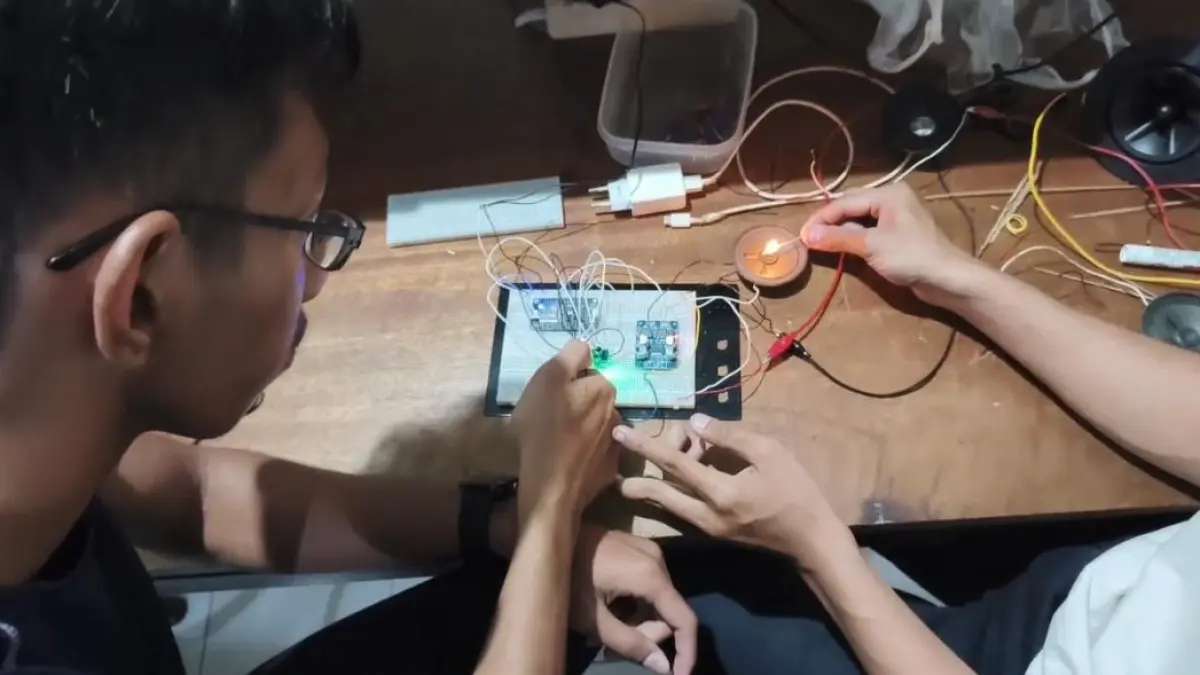 Uji coba pemadaman api kecil dengan Sonic Fire Seal. (DOK. PRIBADI)