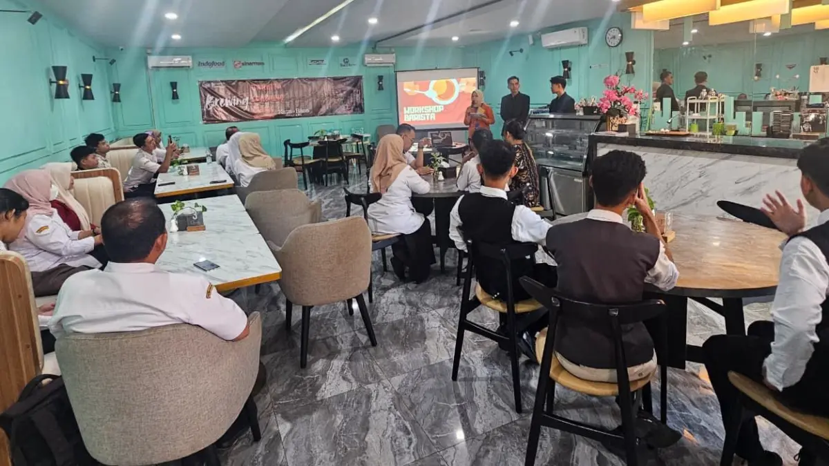 Penerbit Erlangga Cabang Surakarta bekerja sama dengan Kata&Rasa menggelar&nbsp;Workshop Brewing & Barista Coaching Clinic. Kegiatan edukatif ini dilaksanakan di SMKN 4 Surakarta dengan menggandeng para siswa perwakilan SMK jurusan Tata Boga, Kuliner, dan Perhotelan se-Solo Raya. (DOK.PENERBIT ERLANGGA CABANG SURAKARTA)