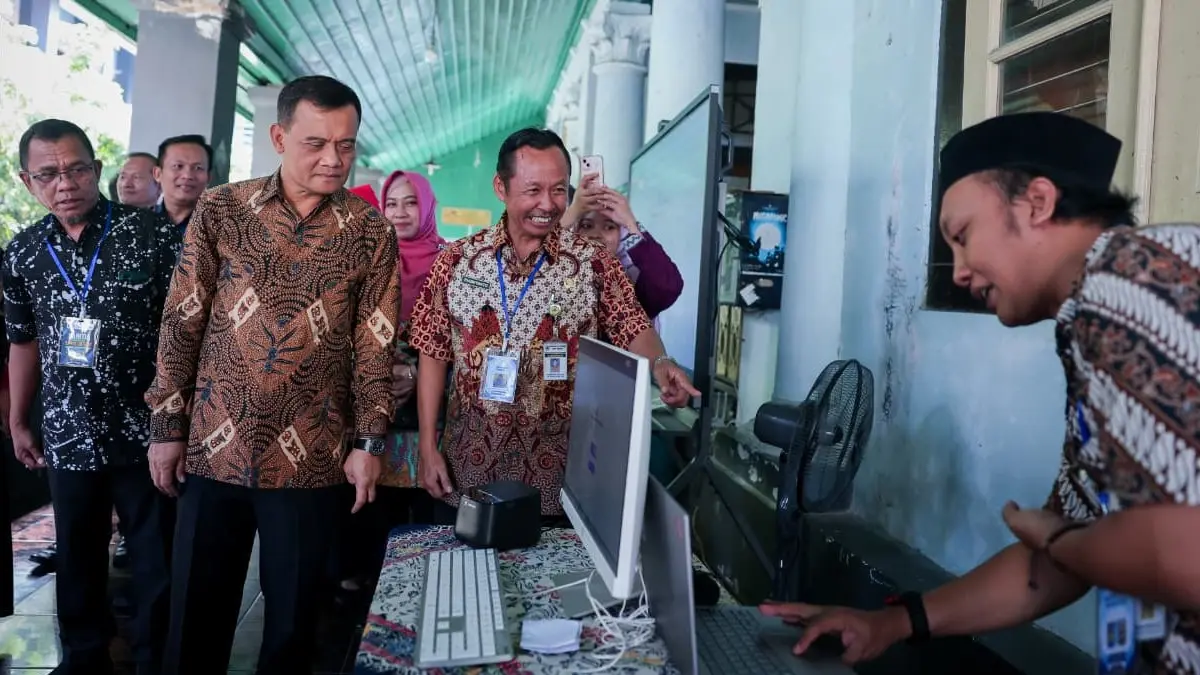 Gubernur Jawa Tengah Ahmad Luthfi memantau SPMB tingkat SMA/SMK Negeri tahun ajaran 2026/2027 di SMA Negeri 3 Kota Semarang, Sabtu (13/6/2026). (DOK.PEMPROV JATENG) 