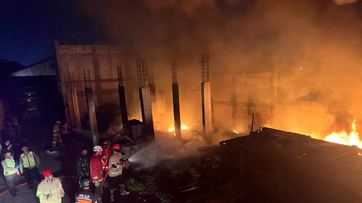 Gudang Bengkel Bus di Donohudan Ngemplak Boyolali Terbakar, Dugaan Sementara Dipicu Percikan Las (ABDUL KHOFID/RADAR SOLO)
