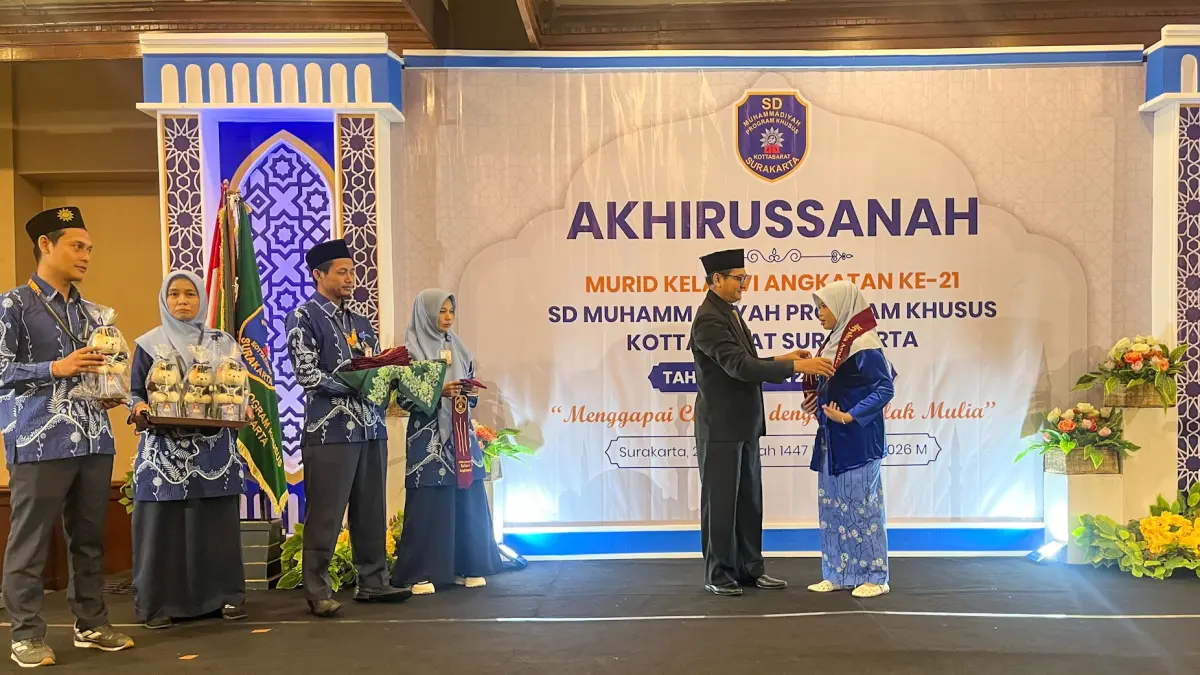 Prosesi wisuda angkatan ke-21 SD Muhammadiyah Program Khusus (PK) Kottabarat Surakarta di The Sunan Hotel Solo, Sabtu (13/6/2026). (M. IHSAN/RADAR SOLO)