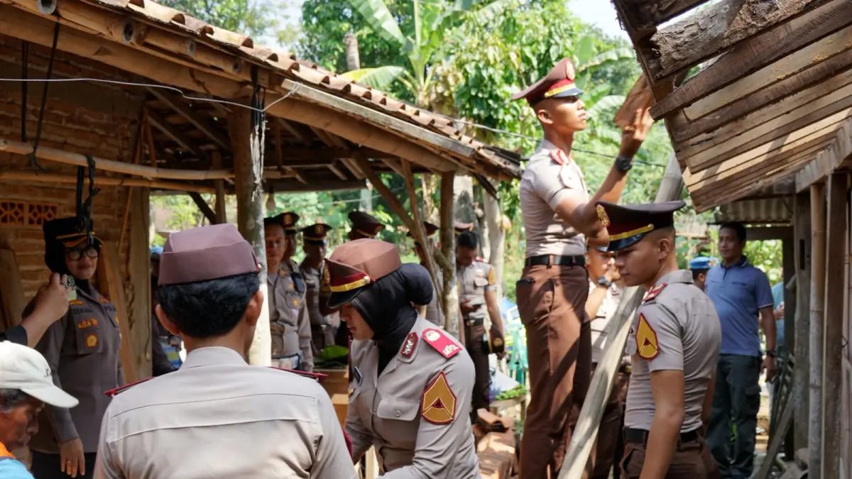 Siswa Akpol terjun dalam program bedah rumah milik Mbah Lampi, warga Desa Gading, Kecamatan Tanon, Sragen. (ISTIMEWA) 