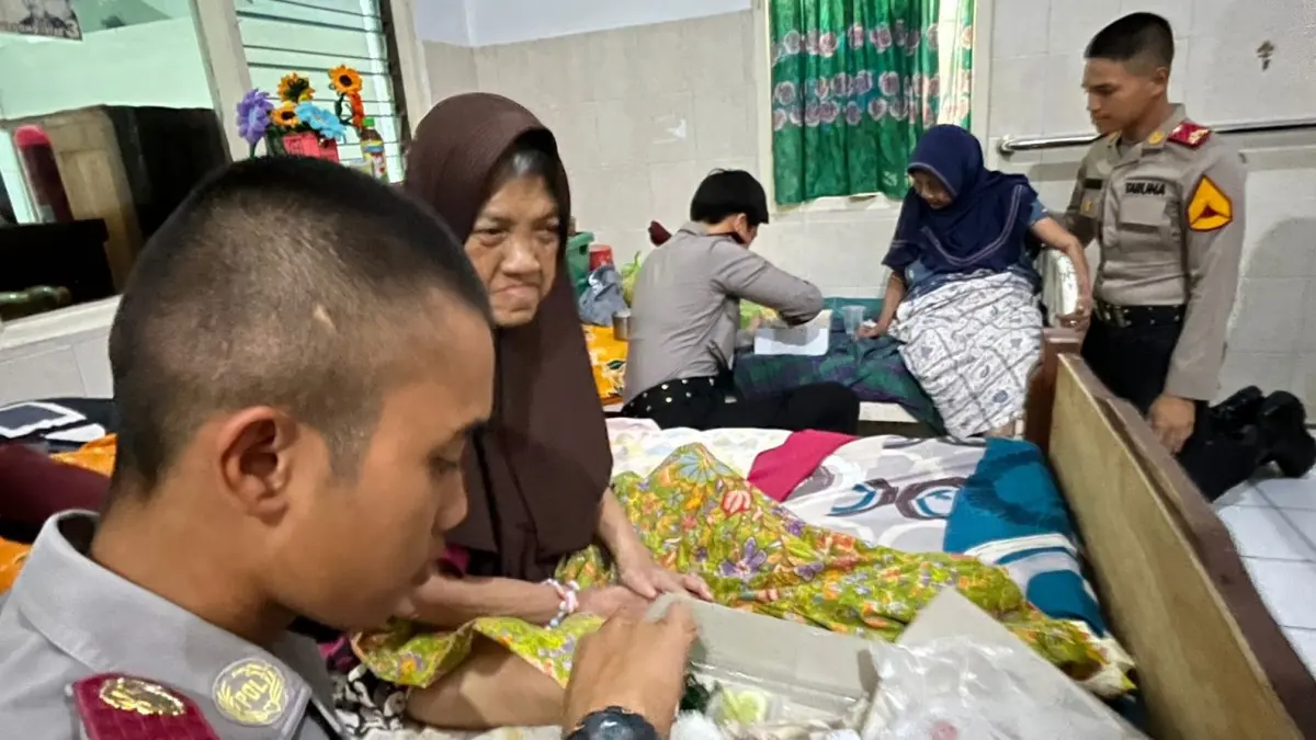 Taruna Akpol Tingkat I Angkatan 60 Batalyon Manggala Satya di Panti Jompo Aisyiyah, Kelurahan Sumber, Kecamatan Banjarsari, Kota Solo. (ISTIMEWA)