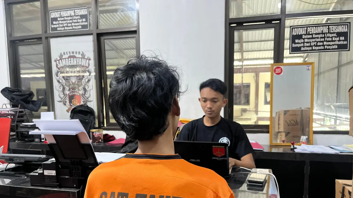 Anggota Satreskrim Polres Wonogiri memeriksa tersangka curanmor lintas provinsi yang melibatkan anak bawah umur. (DOK.POLRES WONOGIRI)