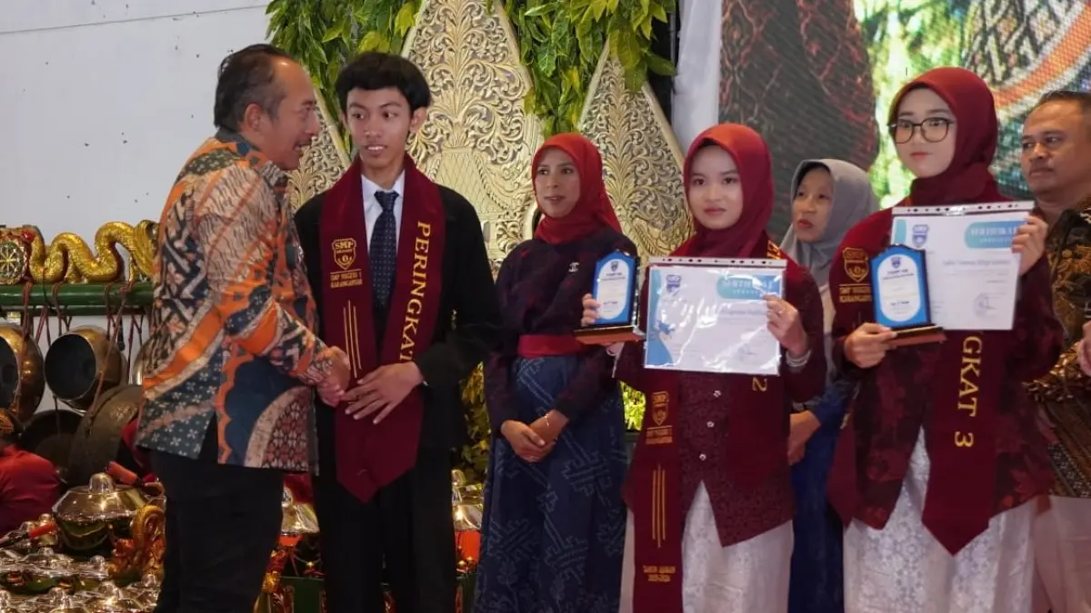 Bupati Karanganyar Rober Christanto memberikan penghargaan ke siswa SMPN 1 Karanganyar yang berprestasi. (Rudi Hartono/Radar Solo)