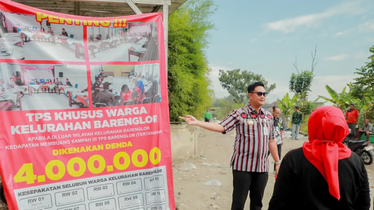 Bupati Klaten Hamenang Wajar Ismoyo saat meninjau kondisi TPS Bareng Lor, Kecamatan Klaten Utara. (Dokumentasi Bagian Prokopim Setda Klaten)