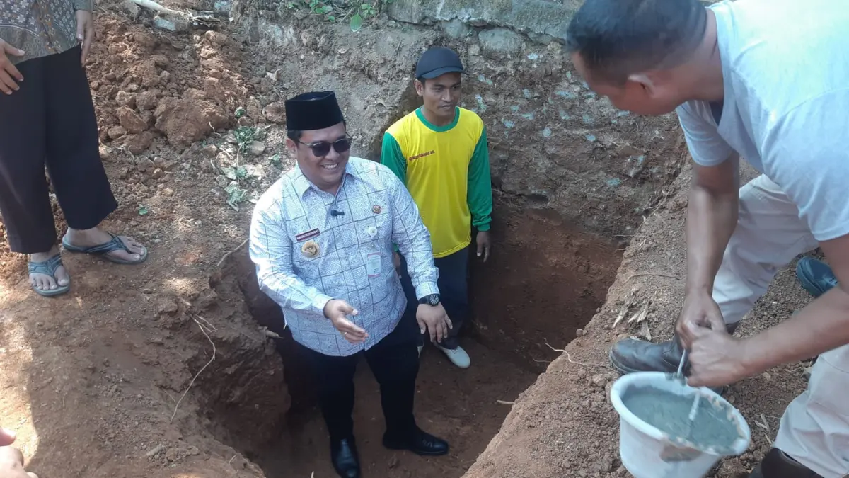 Bupati Wonogiri Imron Rizkyarno melakukan peletakan batu pertama pembangunan Gedung Aulia Syuhada, Kamis (11/6/2026). (IWAN ADI/RADAR SOLO)