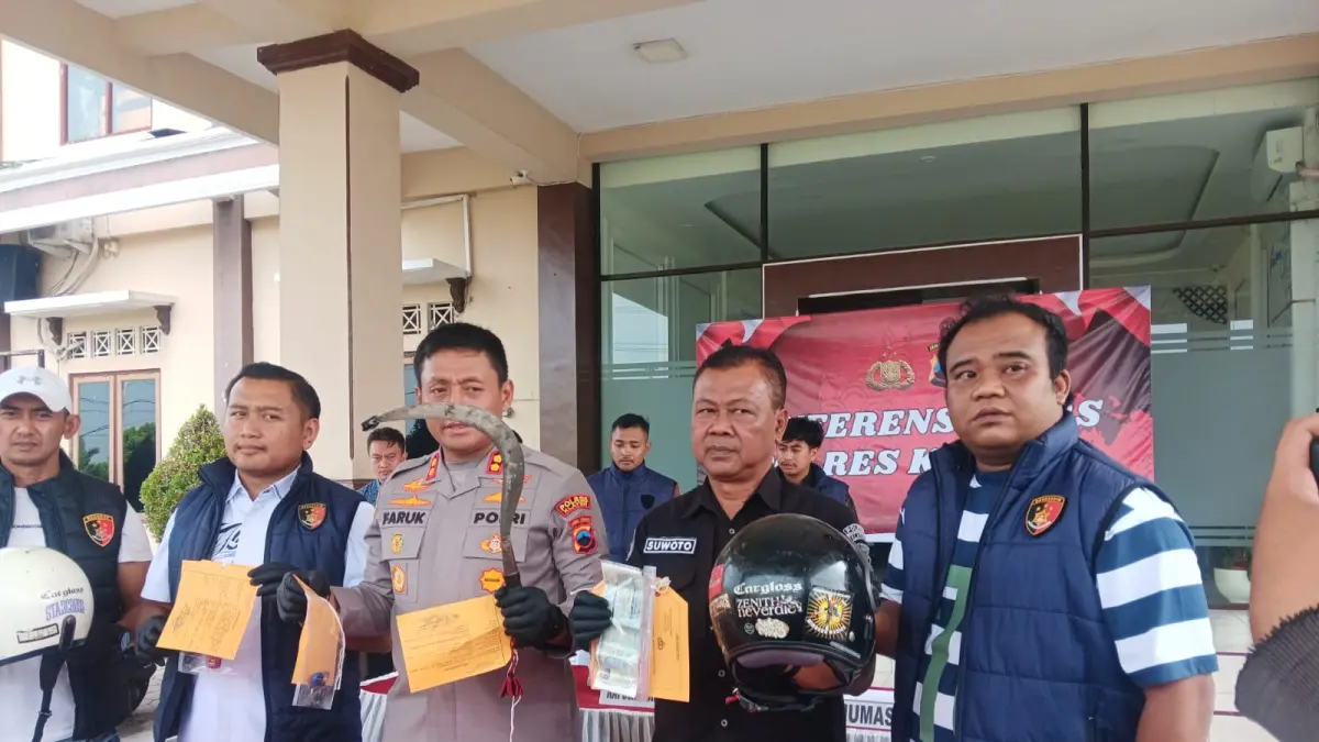 Kapolres Klaten AKBP Moh Faruk Rozi bersama jajaran memperlihatkan barang bukti berupa celurit yang berhasil diamankan dari tangan pelaku, Sabtu (13/6/2026). (Angga Purenda/Radar Solo)