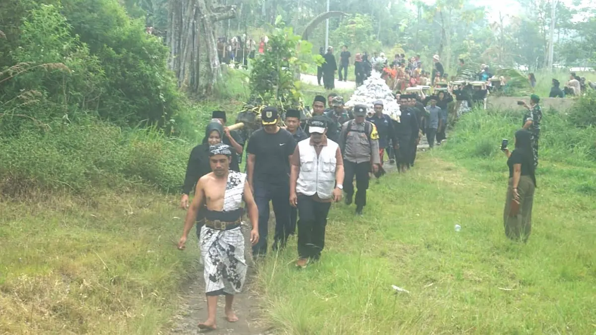 Kirab Pager Banyu yang menempuh perjalanan sekira 1 Km menuju Kampung Siluman, kawasan Taman Nasional Gunung Merapi (TNGM), Klaten, Minggu (14/6/2026). (Angga Purenda/Radar Solo)