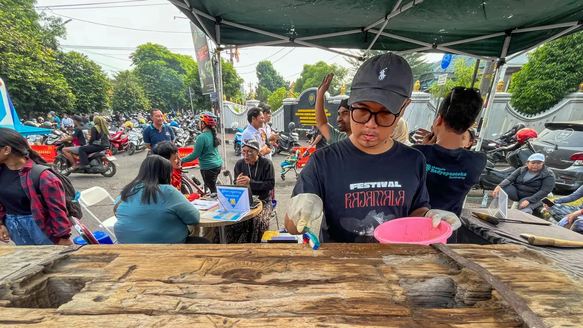 Konservasi kijing kayu kuno, koleksi Museum Radya Pustaka yang dipamerkan di CFD Jalan Slamet Riyadi dalam rangka Hari Purbakala 2026, Minggu (14/6). (M IHSAN/RADAR SOLO)