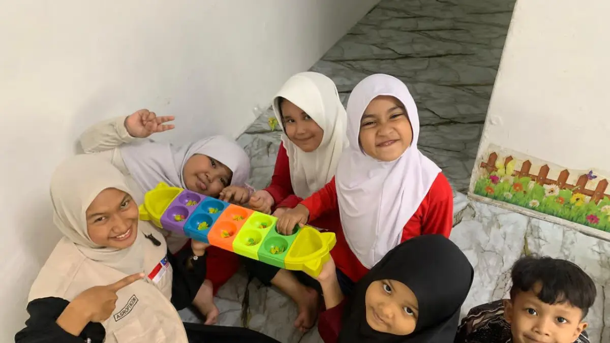 Mahasiswa UMS bermain congkal dengan murid SB Kelana Jaya di Malaysia, Jumat (5/6). (DOK. UMS FOR RASO)