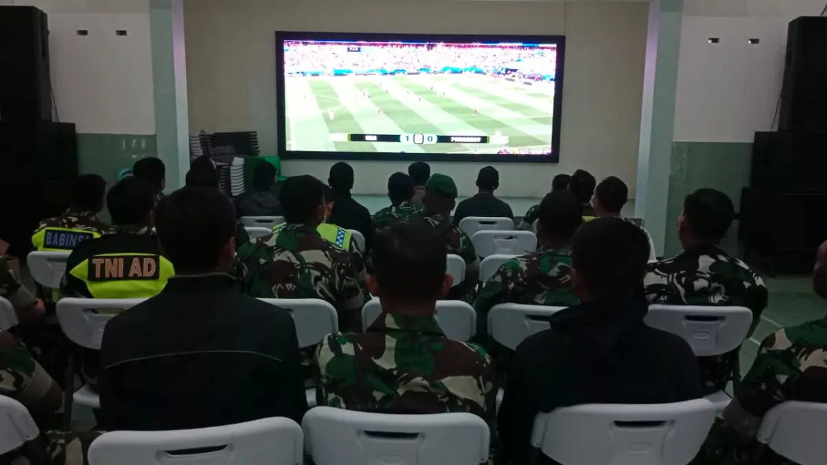 Nonton bareng sepak bola di Aula Kodim 0723/ Klaten. Kegiatan serupa akan digelar saat Piala Dunia 2026. (Dokumentasi Kodim 0723/Klaten)
