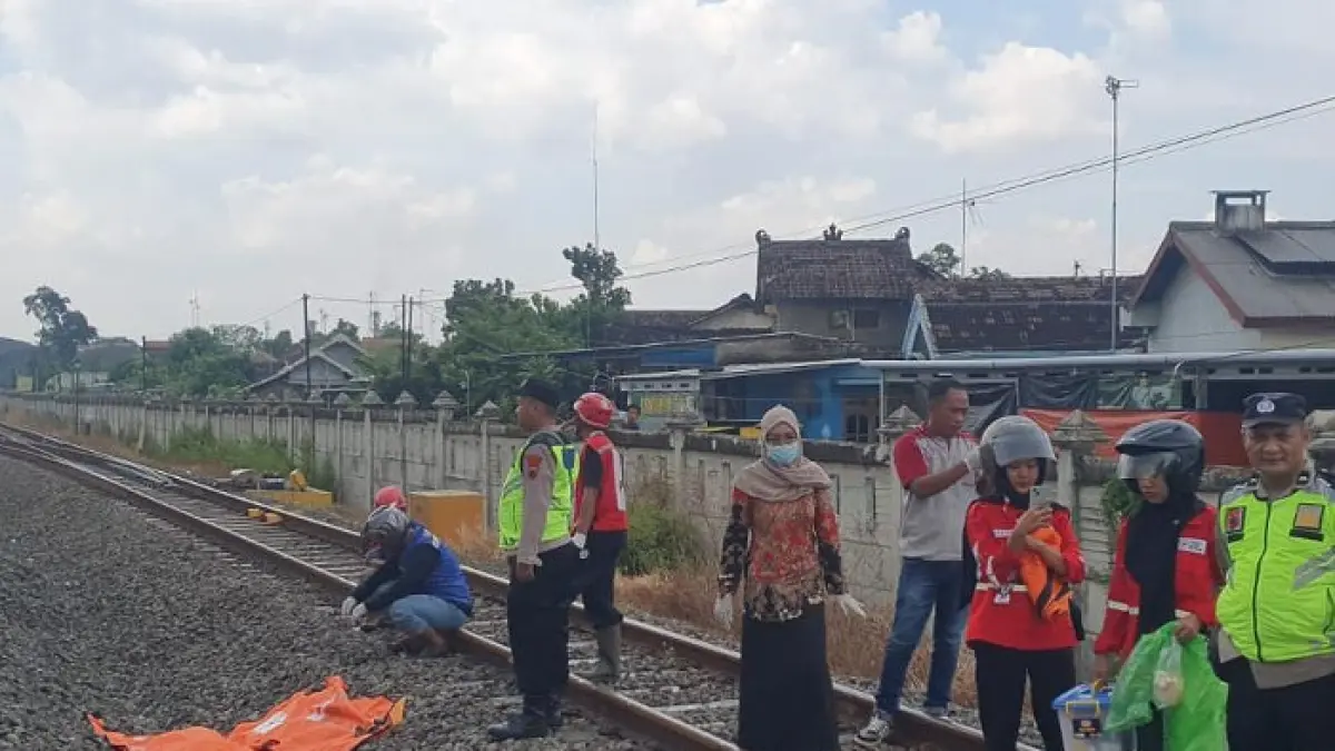 Pemuda tewas setelah tertabrak Kereta Api (KA) 170B Malioboro Express di KM 234+7/8 petak jalan Masaran - Sragen pada Sabtu siang (13/6/2026). (Ahmad Khairudin/Radar Solo) 