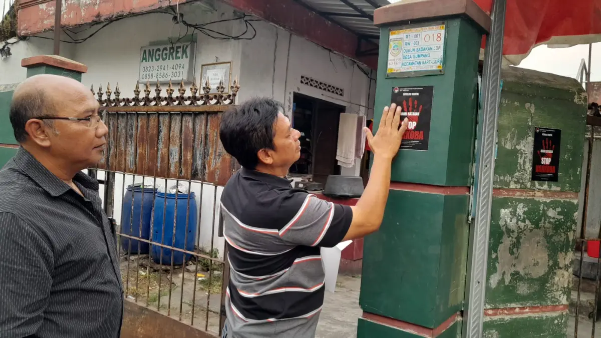 Penempelan stiker berantas narkoba oleh warga Desa Gumpang, Kartasura, Sukoharjo, Jumat (12/6). (Iwan Kawul/Radar Solo)