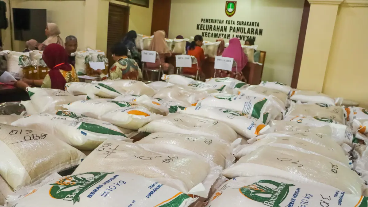 Penyaluran bantuan pangan di Solo. (M Ihsan/Radar Solo)