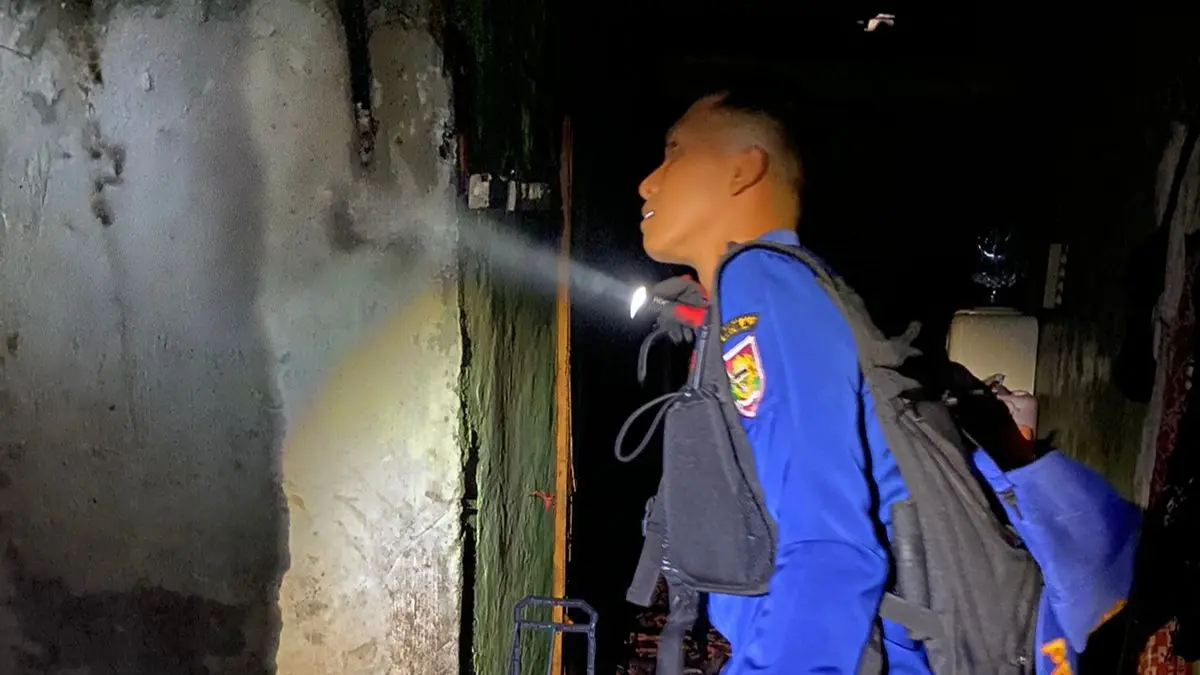 Personel Damkar Boyolali memastikan tidak ada titik api baru di rumah Kusnanto (53), warga Dusun Rancah RT 005 RW 002, Desa Jelok, Kecamatan Cepogo, yang terbakar Sabtu (13/6/2026) malam. (DOK.DAMKAR BOYOLALI) 