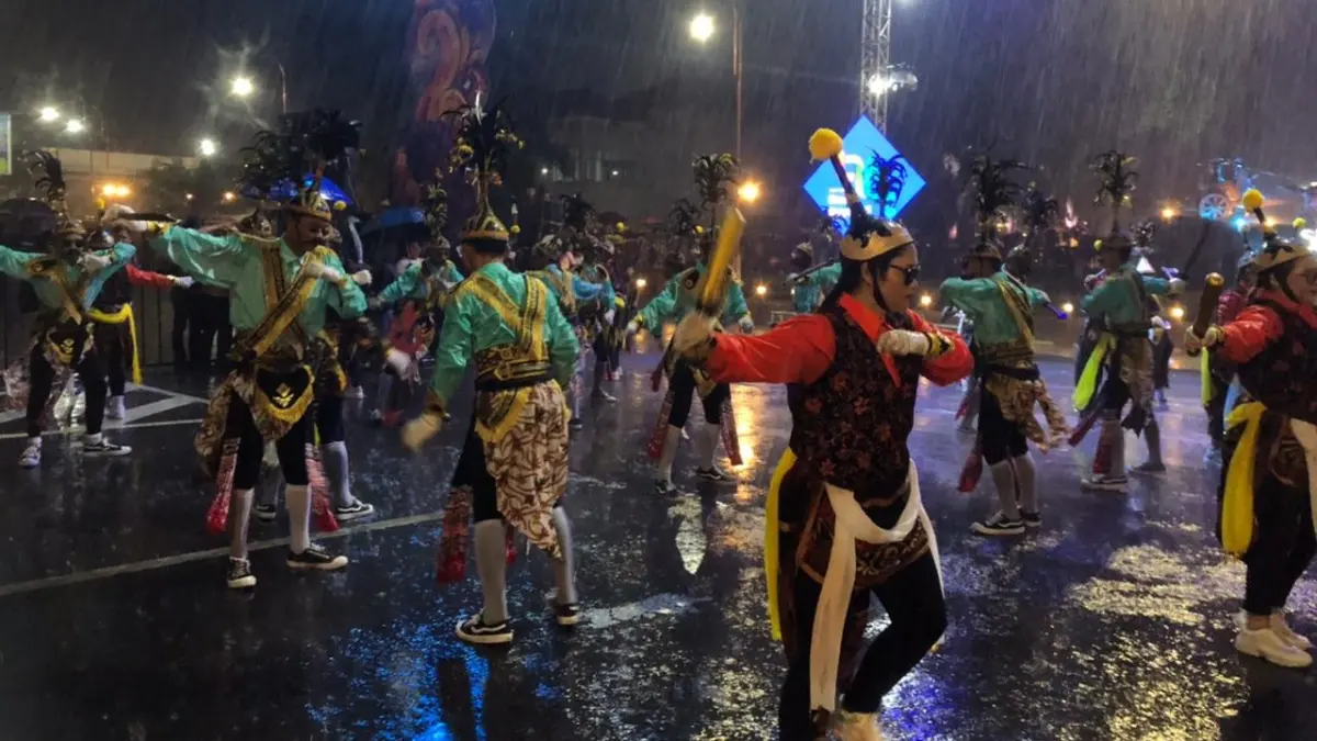 Peserta Boyolali Night Carnival tetap bersemangat menari di bawah derasnya hujan, Sabtu (13/6/2026). Kegiatan ini dalam rangka memperingati Hari Jadi ke-179 Kabupaten Boyolali. (ABDUL KHOFID/RADAR SOLO)