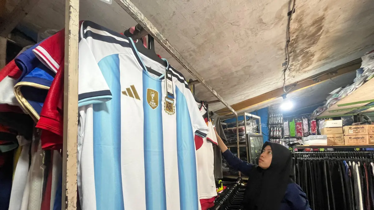 Salah satu toko yang menjual jersey tersebut, Football Lovers yang berlokasi di jalan Veteran, Tipes, Kota Solo. (M. Ihsan/Radar Solo) 