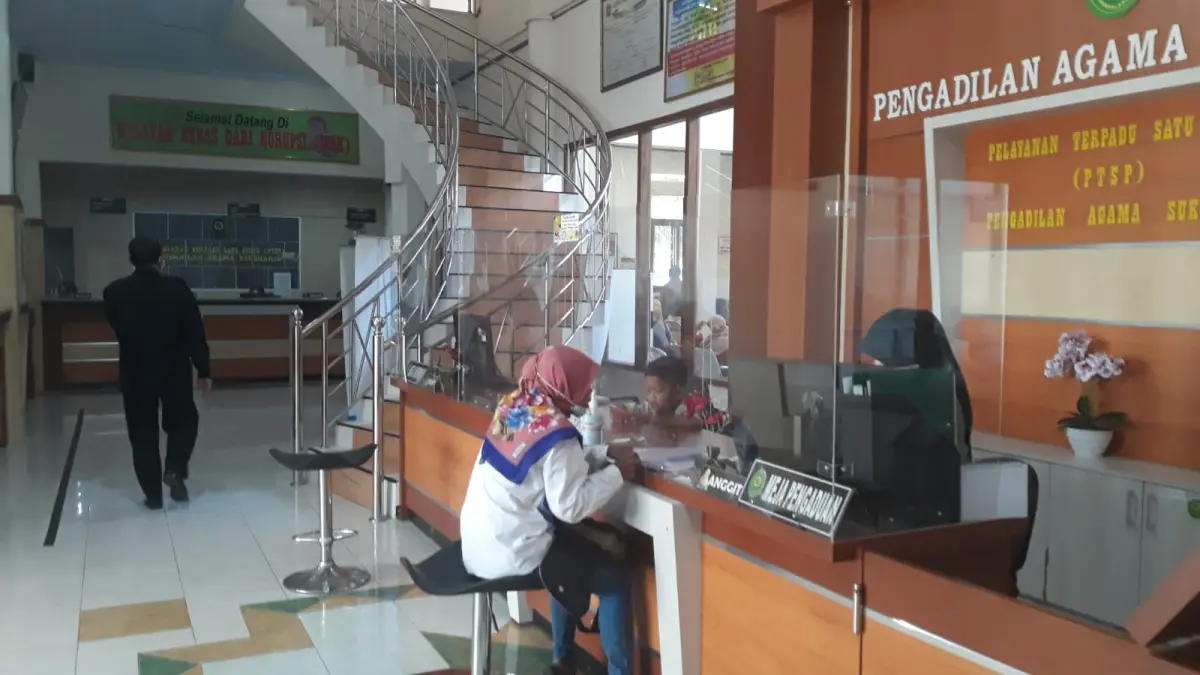 Warga mengakes layanan di kantor Pengadilan Agama Sukoharjo, Jumat (12/6). (IWAN KAWUL/RADAR SOLO)
