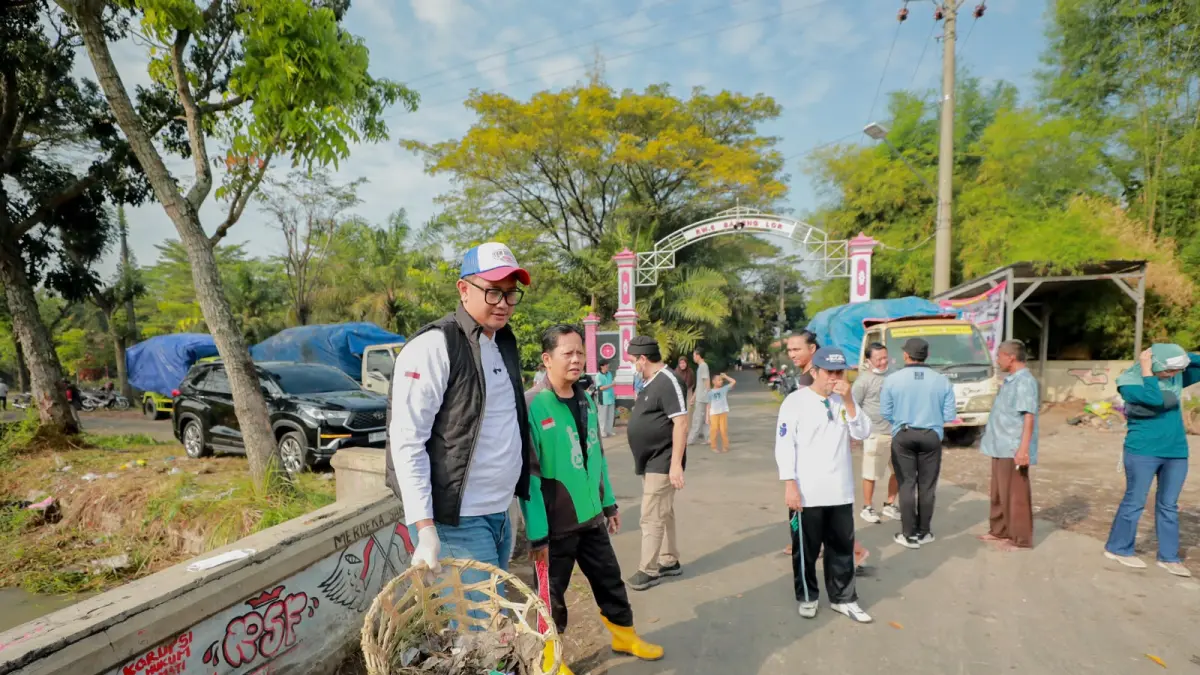 Bupati Klaten Hamenang Wajar Ismoyo bersama jajarannya dan warga setempat melakukan aksi gotong royong di TPS Bareng Lor, Klaten Utara. (Dokumentasi Bagian Prokopim Setda Klaten) 