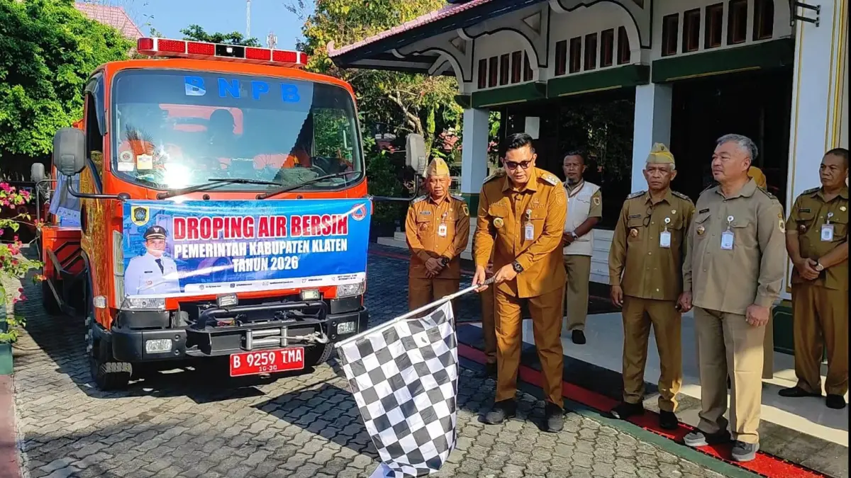 Bupati Klaten Hamenang Wajar Ismoyo saat melakukan pelepasan armada truk tangka bantuan dropping air bersih di halaman Pemkab Klaten. (Dokumentasi BPBD Klaten) 