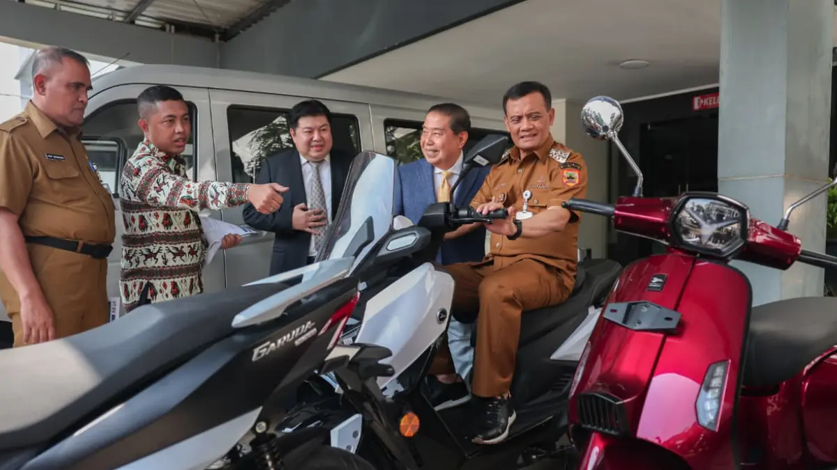 Gubernur Jateng Ahmad Luthfi bersama pihak investor Tiongkok yang siap menanamkan modal Rp15 triliun untuk industri kendaraan listrik di Kawasan Industri Seafer (KIS) Kendal.