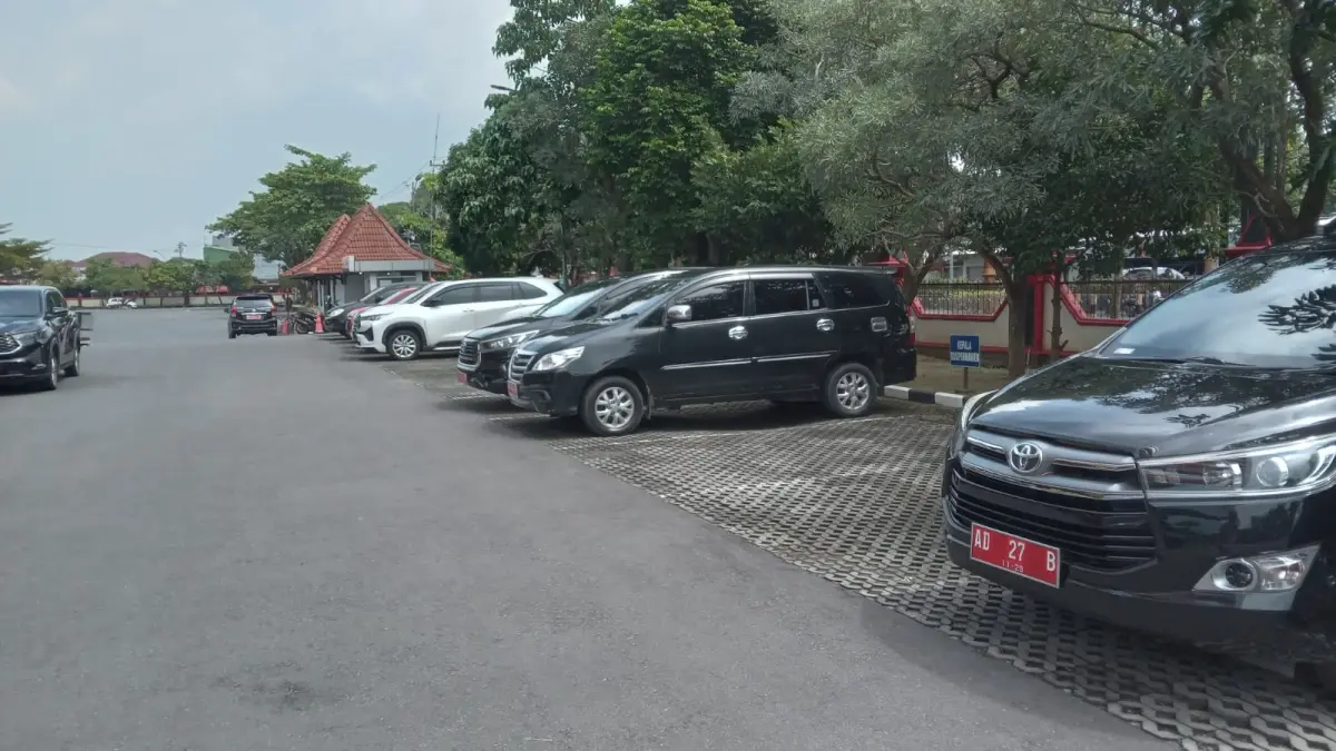 Ilustrasi mobil dinas (mobdin) diparkir di lingkungan kantor Pemkab Sukoharjo. Setelah harga Pertamax naik, biaya BBM mobdin ikut naik. (IWAN KAWUL/RADAR SOLO)