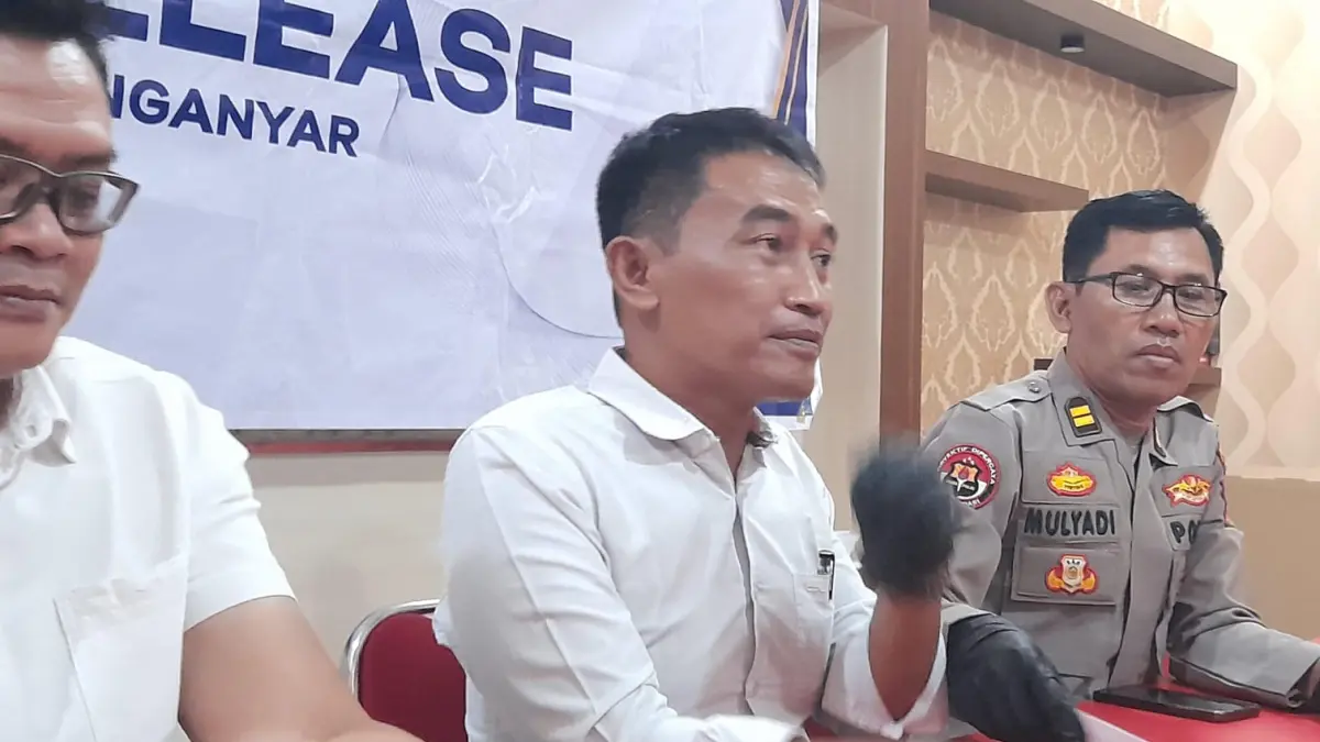 Kasat Reskrim Polres Karanganyar AKP Wikan Sri Kadiono (tengah) beberkan kasus dugaan penipuan dengan tersangka oknum ASN Pemkab Karanganyar, Senin (15/6/2026). (Rudi Hartono/Radar Solo)