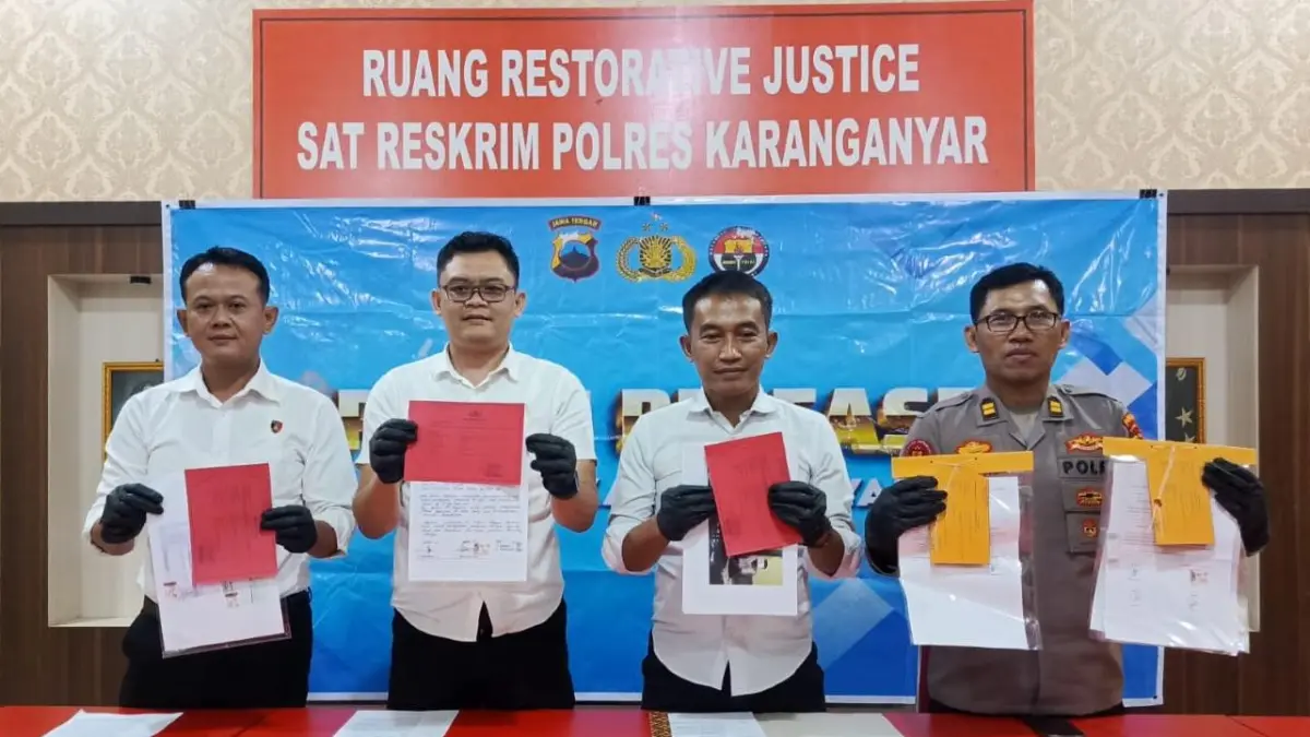 Kasatreskrim Polres Karanganyar AKP Wikan Sri Kadiyono (dua dari kanan) beserta jajaran menunjukkan barang bukti kasus penipuan bermodus menjanjikan korban jadi pegawai BKD. (Rudi Hartono/Radar Solo)