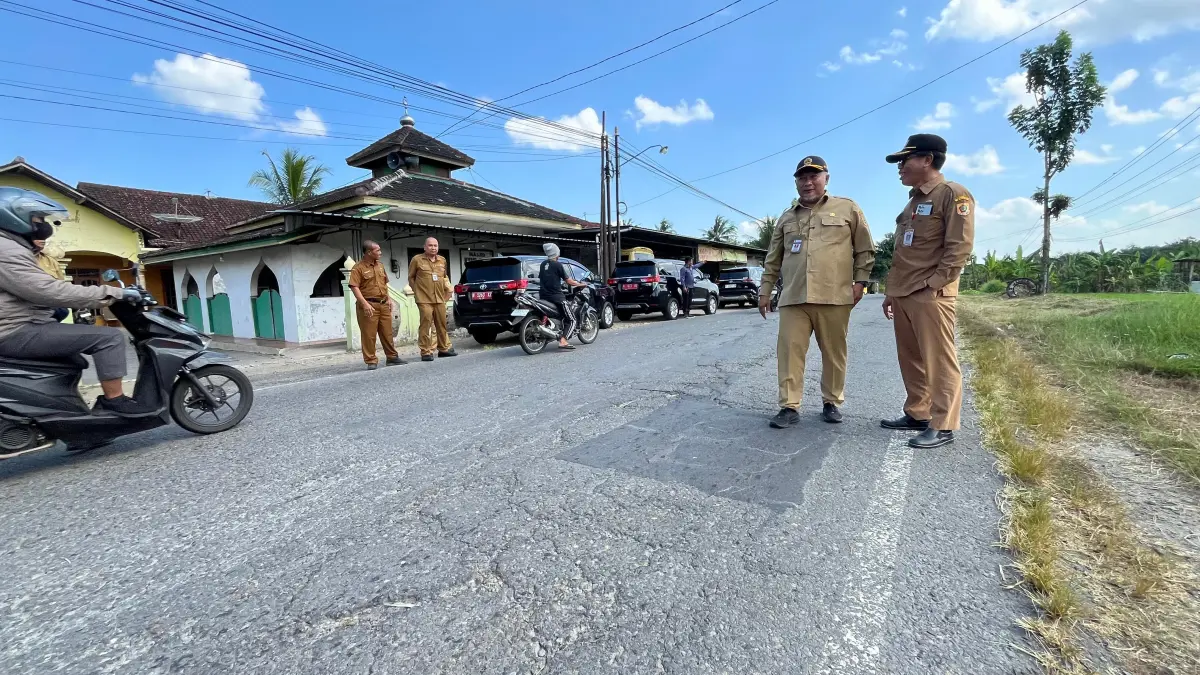Kepala DPUPR Jawa Tengah Henggar Budi Anggoro bersama jajarannya dan didampingi Kepala Dinas DPUPR Wonogiri Prihadi Ariyanto mengecek jalan yang akan diperbaiki di Wonogiri. (IWAN ADI/RADAR SOLO) 