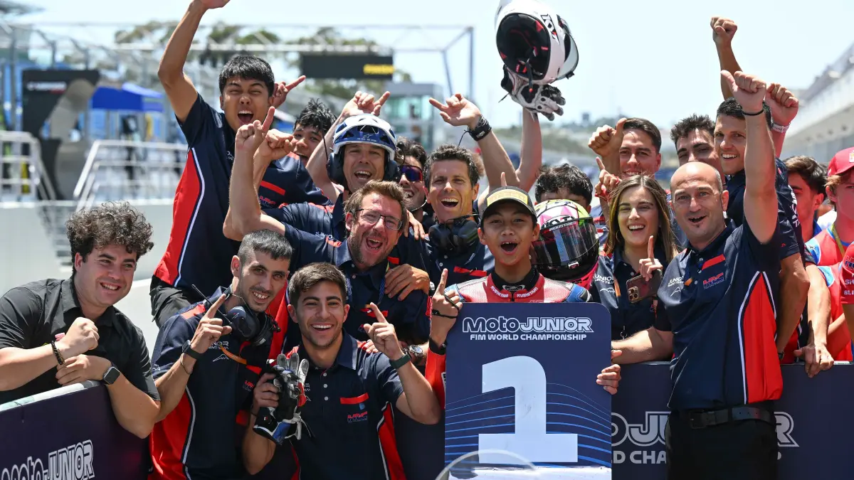 Kiandra Ramadhipa sukses&nbsp;mengunci podium tertinggi pada putaran kedua Moto3 Junior World Championship 2026 di Circuito do Estoril, Portugal, Minggu (14/6/2026).