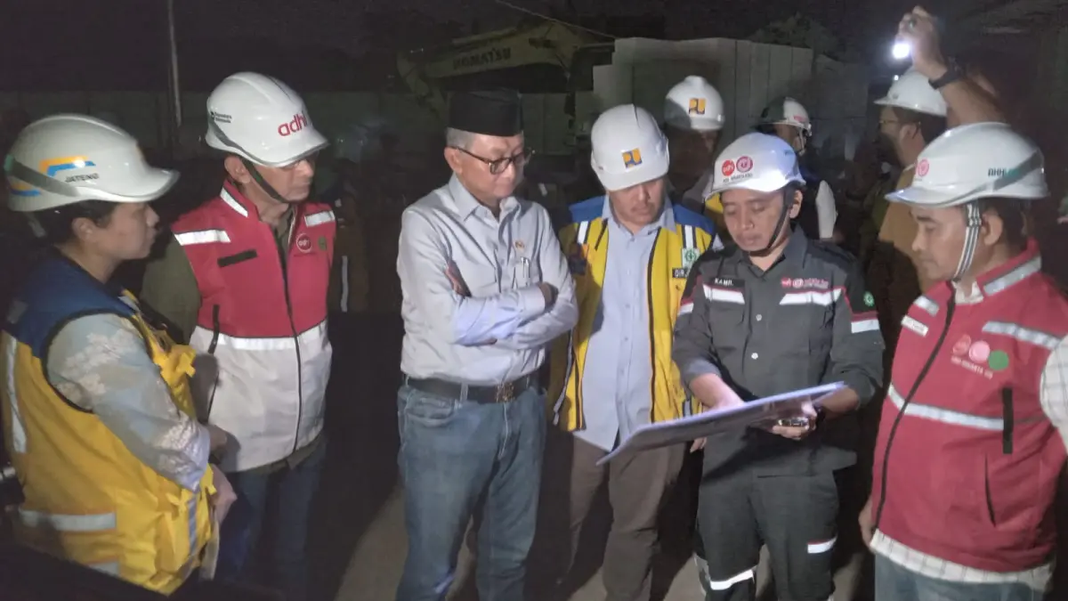 Menteri Pekerjaan Umum (PU) Dody Hanggodo saat sidak proyek pembangunan Sekolah Rakyat (SR) 2 Kabupaten Sukoharjo di Kecamatan Bendosari, Minggu (14/6). (Iwan Kawul/Radar Solo) 